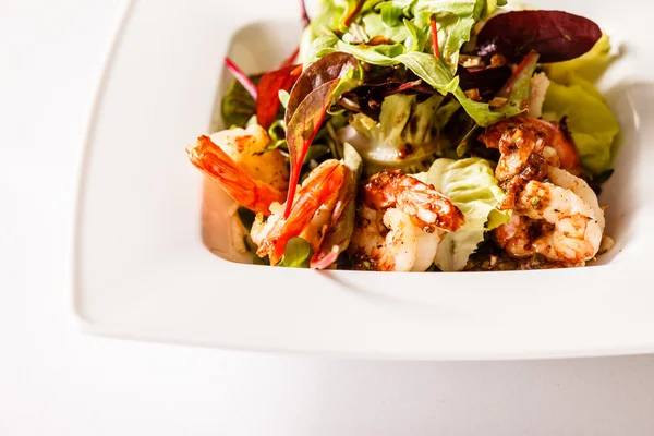 Вкусный салат с креветками — стоковое фото