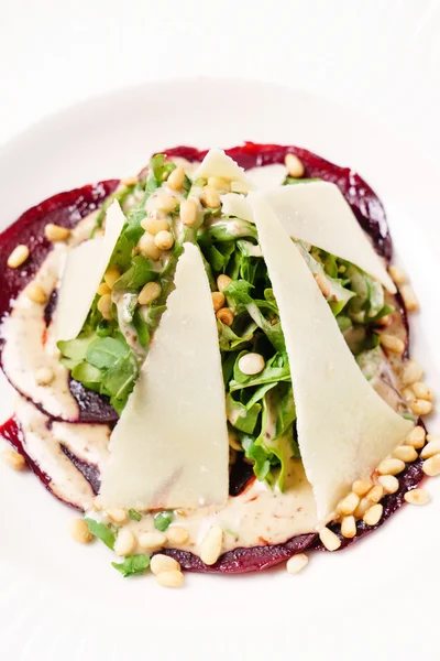 Rote-Bete-Vorspeisensalat auf Teller — Stockfoto