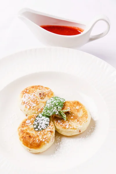 Sabrosos panqueques de queso en el plato —  Fotos de Stock