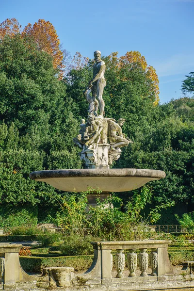 Boboli gardens with sculpture — Stock Photo, Image