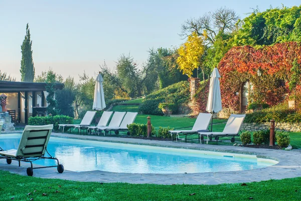 Italian villa with pool — Stock Photo, Image