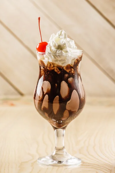 Cóctel de chocolate con cereza en vaso — Foto de Stock