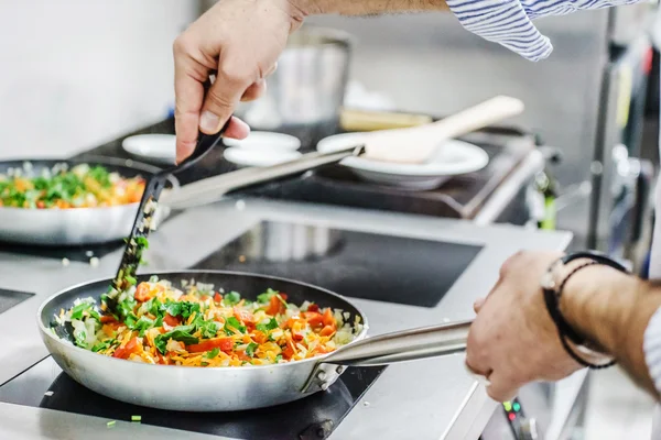 Chef cuisinier au travail — Photo