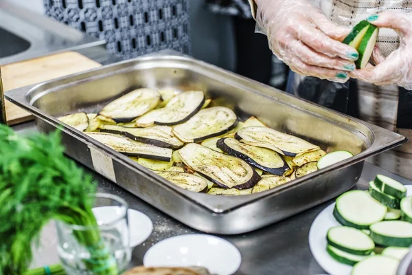 Chef haciendo moussaka — Foto de Stock