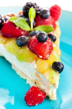 Tatlı kek taze çilek ile