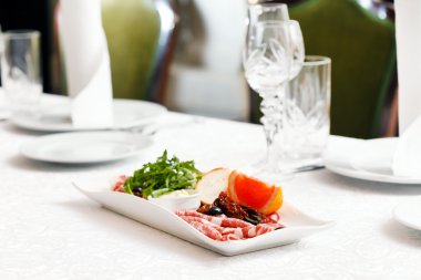 etli meze tabağı üzerinde