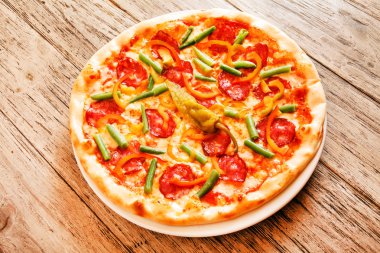 arka plan üzerinde İtalyan pizza