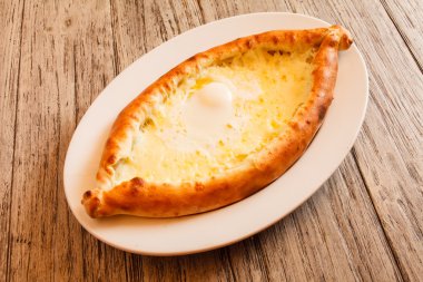 Acaralı khachapuri plaka üzerinde