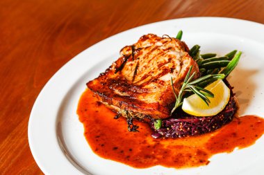 Kırmızı lahana ile eti biftek