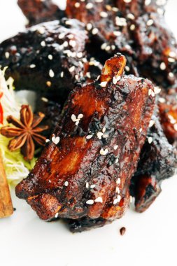 Beyaz üzerinde baharatlı kaburga