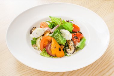 Tabakta sebze salatası