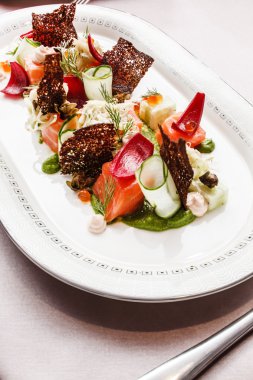 Tabakta sebze ile Somon