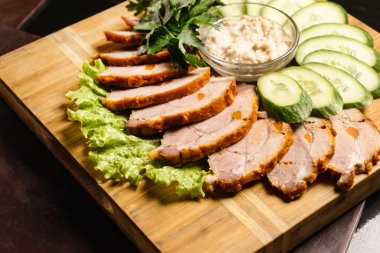 etli meze tabağı üzerinde