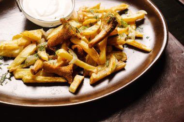 Mantarlı kızarmış patates.