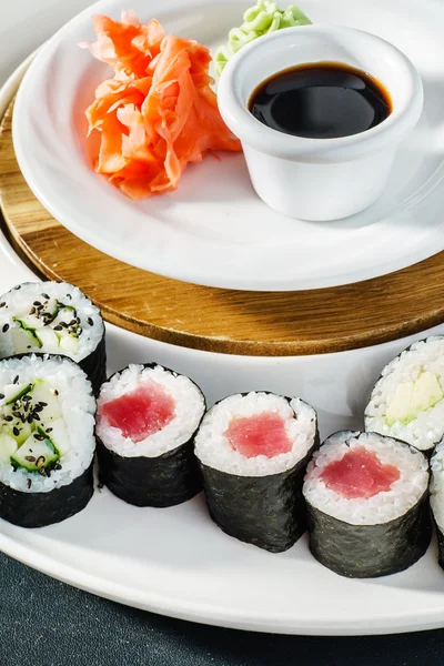 Aantal smakelijke sushi — Stockfoto