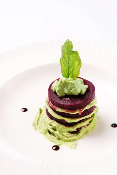 Буряковий салат з зеленим листям — стокове фото