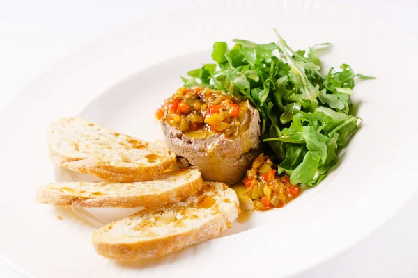 Pâté de foie savoureux avec des toasts — Photo