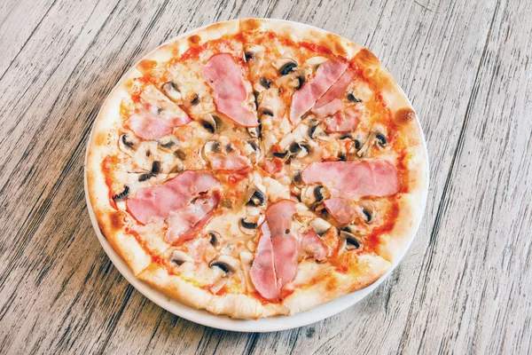Italiaanse pizza op houten — Stockfoto
