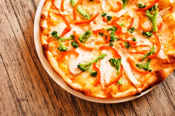Pizza italiana em madeira — Fotografia de Stock