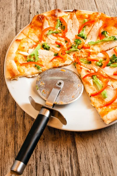 Pizza italiana su legno — Foto Stock