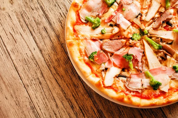 Leckere Pizza auf Holz — Stockfoto