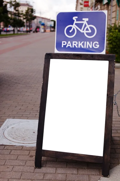 Pensione con cartello di parcheggio — Foto Stock