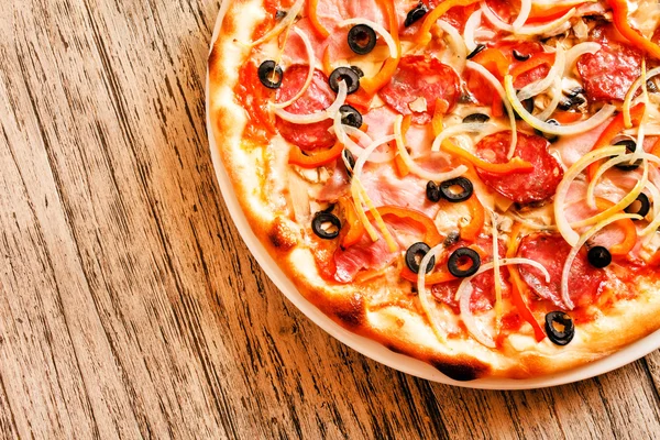 Pizza saborosa em madeira — Fotografia de Stock