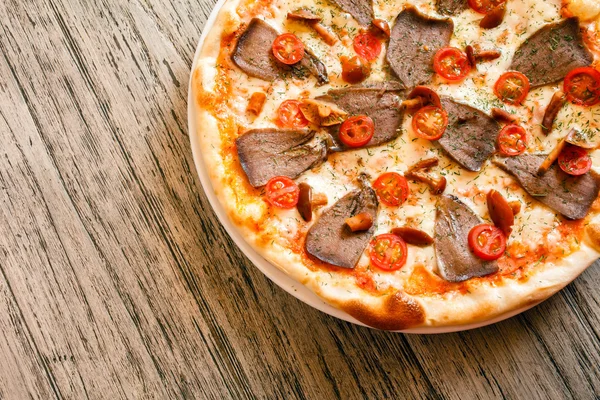 Pizza italiana no fundo — Fotografia de Stock