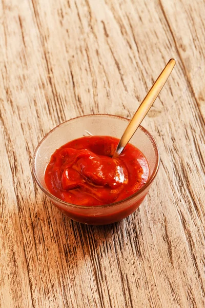 Кетчуп в стеклянной чаше — стоковое фото