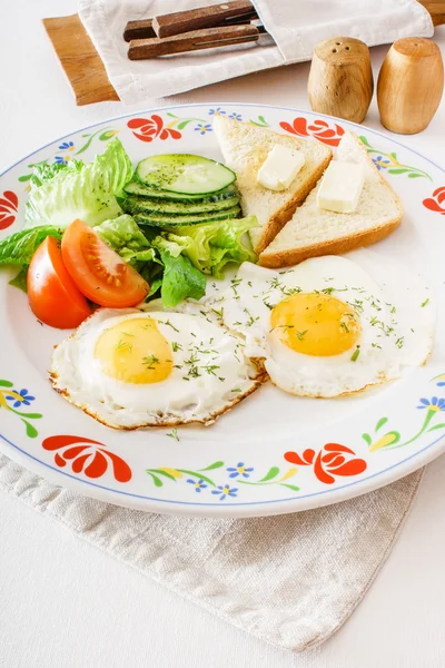 Leckeres Frühstück mit Spiegeleiern — Stockfoto