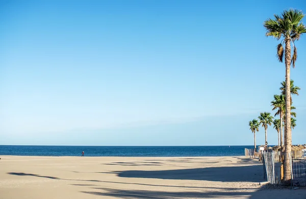 Empty beach at sunny day — Stock Photo, Image