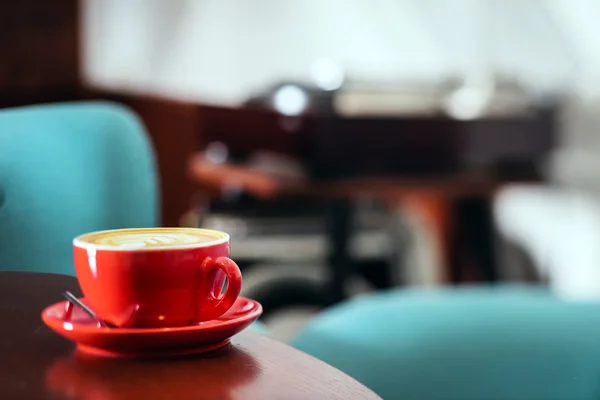 Tasse Cappuccino auf dem Tisch — Stockfoto