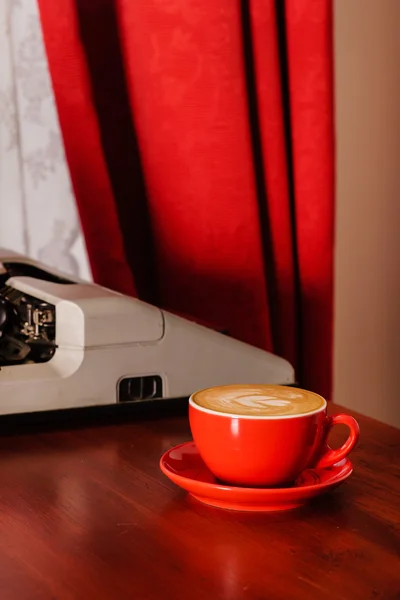 Taza de capuchino en la mesa — Foto de Stock