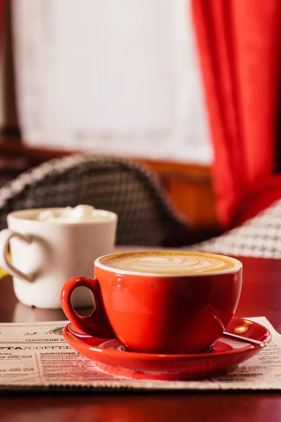 Filiżanka cappuccino na stole — Zdjęcie stockowe