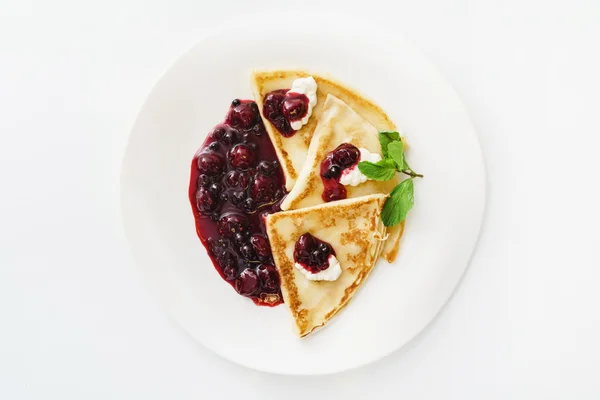 Smakelijke pannenkoeken met zoete berry jam — Stockfoto