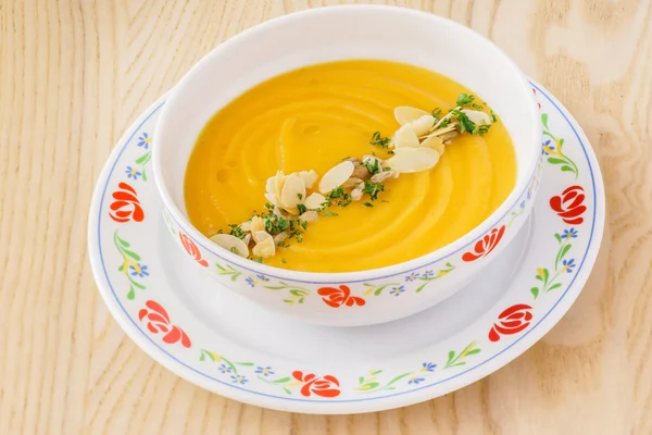 Soupe à la crème dans une assiette — Photo