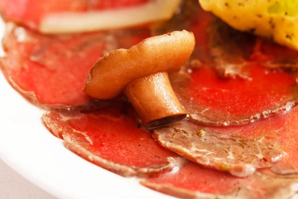 Kött carpaccio på tallrik — Stockfoto