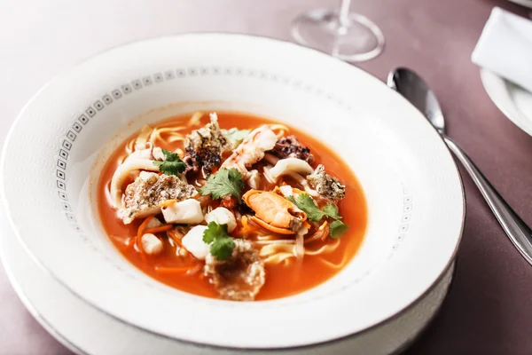 Суп из морепродуктов в тарелке — стоковое фото