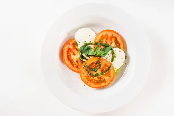 Caprese-Salat auf Teller — Stockfoto