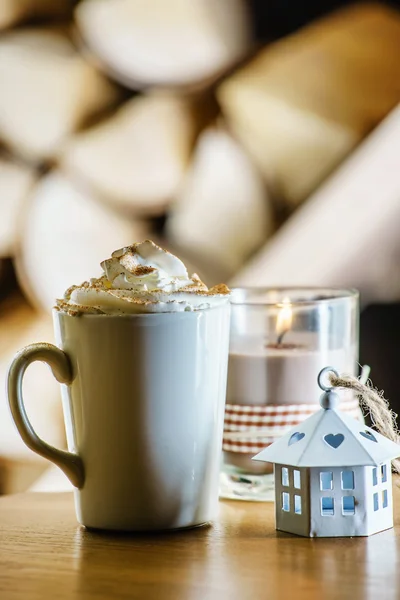 Chocolate quente com chantilly — Fotografia de Stock