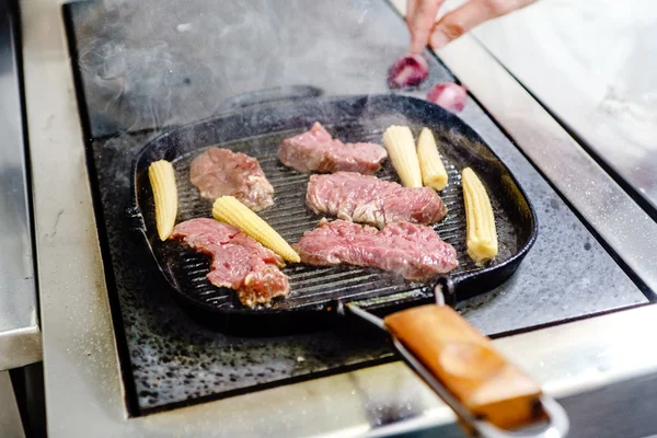 Chef-kok steaks maken — Stockfoto