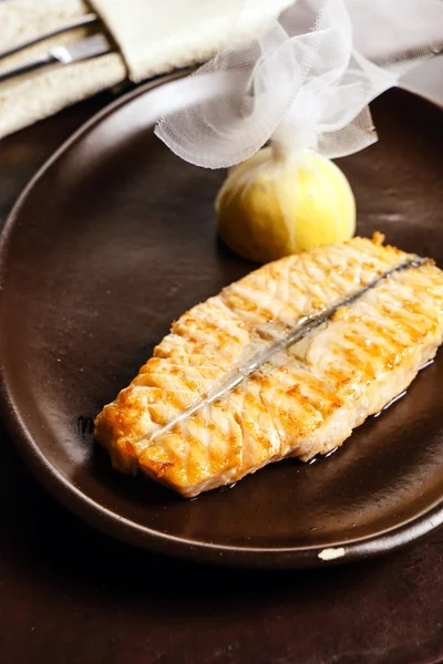 Salmon steak with lemon — Stock Photo, Image