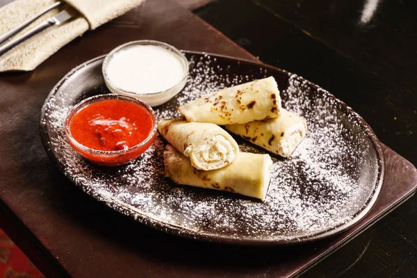 Deliciosas panquecas com geleia e creme azedo — Fotografia de Stock