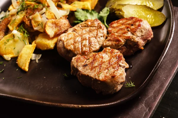 Steaks with potatoes and vegetables — Stock Photo, Image
