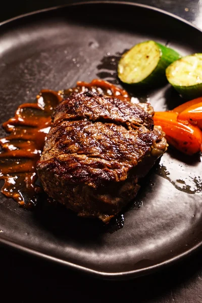 Leckeres Steak vom Grill mit Gemüse — Stockfoto