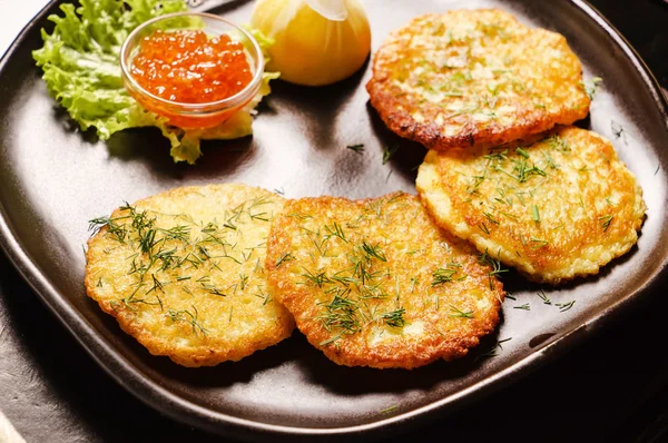 Potatis pannkakor med kaviar — Stockfoto