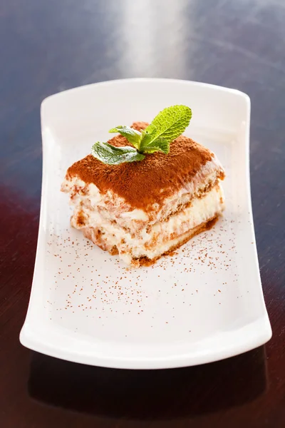 Ciasto tiramisu na talerzu — Zdjęcie stockowe
