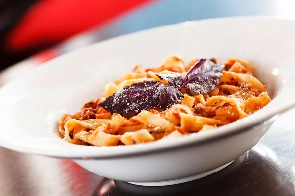 Pasta met saus op plaat — Stockfoto