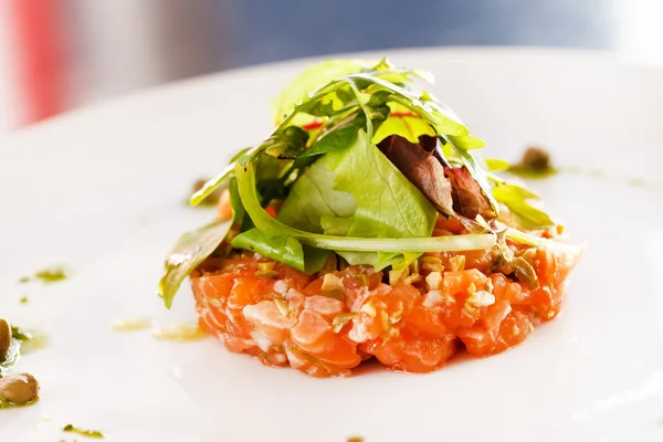 Tártaro de salmón en plato — Foto de Stock