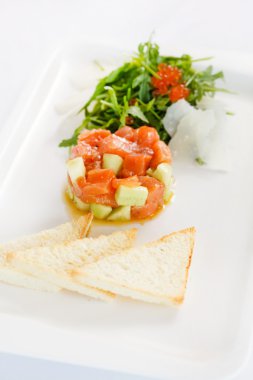 beyaz üzerine Somon tartar